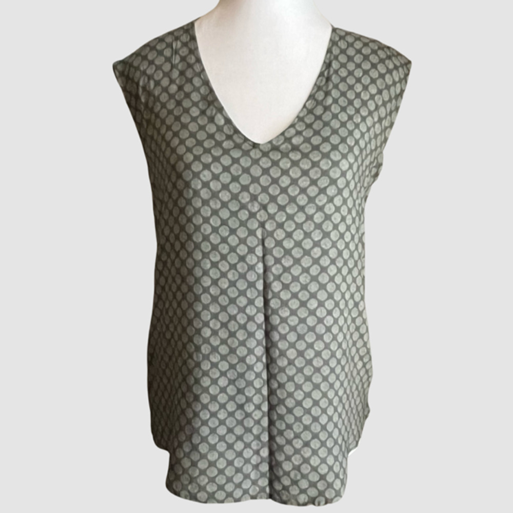 Old Navy Cap Sleeve V-Neckline Polka Dot Blouse Gray, EUC-Size XS